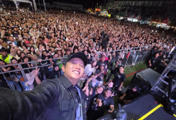 Ribuan Suara Menyatu! Denny Caknan Tutup Sugeng Dalu dengan Gemuruh Tak Terbendung