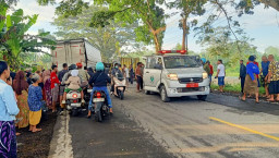 Kecelakaan Beruntun Libatkan Dua Truk dan Sepeda Motor di Randuagung Lumajang, Empat Orang Luka