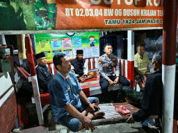 Patroli Blue Light Polsek Pasirian, Warga Masih Aktif Ronda Malam di Pos Kamling