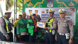 Sambut HUT Bhayangkara ke-80, Satlantas Polres Lumajang Perkuat Kepedulian Sosial Lewat Bansos untuk Komunitas Ojol