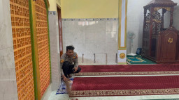 Sambut HUT Bhayangkara ke-80, Polisi Turun Bersihkan Masjid di Pasirian, Warga Apresiasi Aksi Bakti Religi