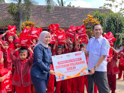 Tanamkan Budaya Keselamatan Sejak Dini, MPM Honda Jatim Bagikan Perlengkapan Sekolah dan Helm untuk Siswa SD di Lumajang