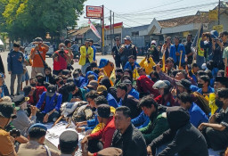 DPRD Lumajang Dukung Semua Tuntutan Aksi, Ajak Mahasiswa Ikut Awasi Program Pemerintah