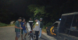 Patroli Dini Hari, Polsek Kunir Sisir Jalur Rawan Kriminalitas dan Periksa Kendaraan