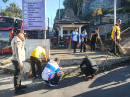 Sambut Hari Bhayangkara ke-80, Polres Lumajang Turun Bersih-Bersih Rumah Ibadah, Perkuat Semangat Toleransi