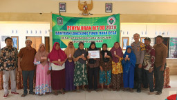 Bhabinkamtibmas Kawal Penyaluran BLT Dana Desa di Jatigono, Delapan Keluarga Terima Bantuan