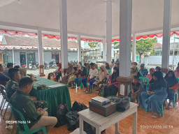 Polisi Kawal Penyaluran BLT Dana Desa di Jatiroto, 26 KPM Terima Bantuan Tahap II