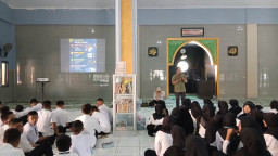 Harry Purwanto Ajak Siswa Baru SMPN 1 Lumajang Bijak Bermedia Sosial Saat MPLS