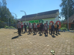 Jelang Lomba HUT RI ke-81, Pelajar SMPN 4 Senduro Digembleng Latihan PBB oleh Polri-TNI