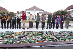 3.000 Botol Miras Dimusnahkan, Pemkab Lumajang Tegaskan Tak Ada Ruang bagi Pelanggar Perda