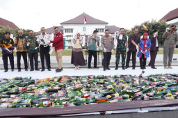 Dukungan Penuh Penegakan Perda, DPRD Lumajang Ikuti Pemusnahan 3 Miras Botol Miras Ilegal