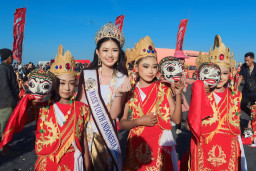 Miss Youth Indonesia Ajak Generasi Muda Mencintai Tari Topeng Kaliwungu Lumajang