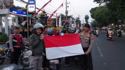 Jelang HUT ke-81 RI, Polisi Turun ke Jalan: Bagikan hingga Pasangkan Bendera Merah Putih Gratis di Rumah Warga