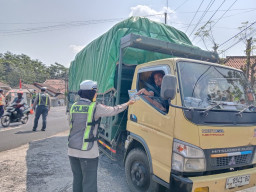 Tekan Angka Kecelakaan, Satlantas Polres Lumajang Turun ke Jalan Sasar Sopir Truk