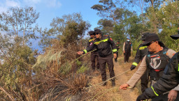 Kapolres Lumajang Naik Motor Trail Pantau Karhutla TNBTS, Perintahkan Pembuatan Fire Break