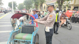 Semarak HUT ke-81 RI, Polres Lumajang Bagikan Ratusan Bendera kepada Pengendara