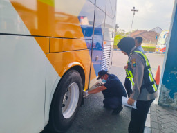 Tekan Risiko Kecelakaan, Satlantas Polres Lumajang Periksa Kelaikan Bus di Terminal Menak Koncar