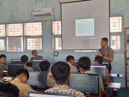 Satbinmas Polres Lumajang Bekali Pelajar dengan Literasi AI, Waspadai Hoaks hingga Penyalahgunaan Data