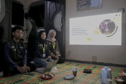 Mahasiswa KKN UGM Olah Limbah Kulit Kopi Senduro Jadi Bio-Briket Bernilai Ekonomi