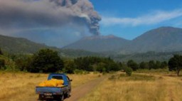 Abu Gunung Raung Guyur Lumajang, Warga Khawatir Sholat Idul Fitri Terganggu