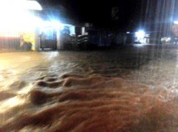 Banjir Terjang Tempursari, Jalan Rusak Antar Desa Jadi Sungai Dadakan dan Kolam