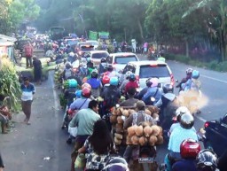 Ribuan Kendaraan Arus Balik Terjebak Kemacetan di Pasar Buah Ranuyoso