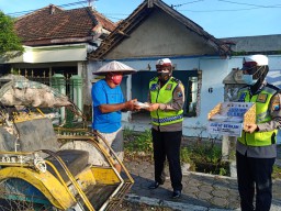 Polwan Satlantas Polres Lumajang Bagikan Nasi Bungkus di Jumat Berkah