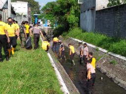 TNI Polri Lumajang Bersihkan Selokan RSUD dr. Haryoto