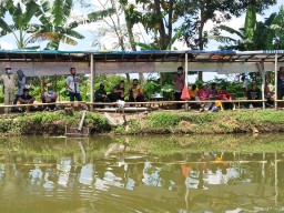 Kapolres Lumajang Mancing Bareng Wartawan di Kolam Klanting