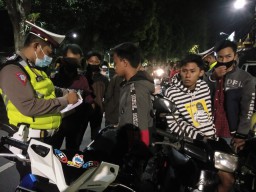 Polisi Tilang 38 Remaja Lumajang Naik Motor Saat Malam Minggu