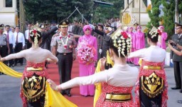 AKBP Aries Syahbudin Disambut Pedang Pora Masuki Mapolres Lumajang