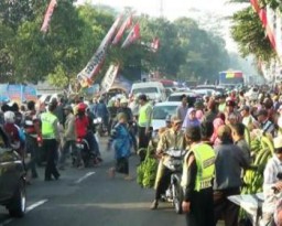 Ratusan Pemudik Arus Balik Jalur Lumajang-Surabaya Macet