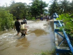 Hujan Deras dan Ombak Besar, Permukiman Warga di TPI Tempursari Terendam Banjir