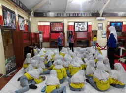 Kenalkan Sejarah Sejak Dini, Siswa-siswi SD Islam Lumajang Berkunjung ke Museum Daerah