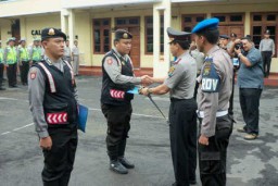 Tangkap Pencuri Mobil, Dua Anggota Polisi Dapatkan Penghargaan Kapolres Lumajang