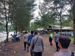 Warga Kucing-Kucingan Dengan Polisi Untuk Wisata Pantai Lumajang