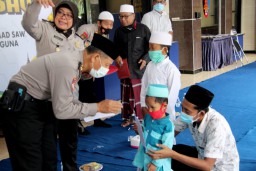 Kapolres Lumajang Beri Santunan Anak Yatim di Hari Santri Nasional