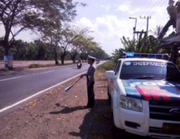 Rawan Laka dan Begal,  Satlantas dan Buser pantau Arus Balik Pemudi di Sukosari-Jatiroto