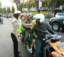 Save Awer Childrend, Ayo Pakaikan Helm Saat Antar Anak ke Sekolah.....!!