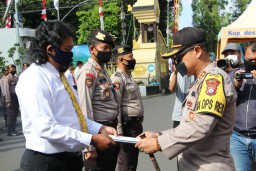 AKBP Deddy Foury Beri Penghargaan Anggota Polri Lumajang Berprestasi