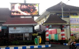 Asyiknya Ngabuburit, Di Alun-alun Sambil Nonton Video Promosi Wisata Alam Lumajang