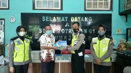 Satlantas Lumajang Serahkan Buku ke SDN 01 Ditotrunan