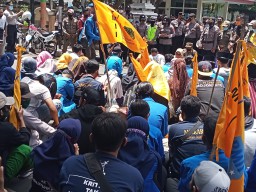 Aksi Demo PMII Diakhiri Doa Bersama di Tengah Jalan Alun-alun Lumajang