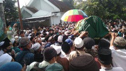 KH. Adnan Syarif Ponpes Kyai Syarifuddin Tutup Usia Dibanjiri Pelayat