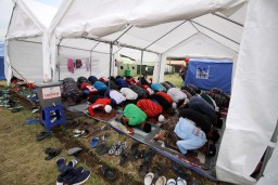 Pengungsi Semeru Lumajang  Salat Jum'at di Masjid Darurat