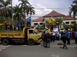 Demo Jalan Rusak Tempeh-Lumajang, Aktivis PMII Desak Bupati Masdar Mundur