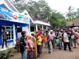 Bulan Ramadhan, Pengcab IOF Lumajang Berikan Santunan Sembako ke Warga Jenggrong