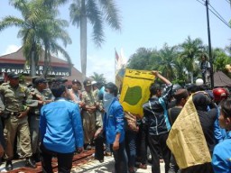 Rapat di Hotel, PMII Anggap DPRD Lumajang Tidak Pro Rakyat