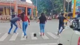 Viral! Aksi Joget Remaja Lumajang di Jalan Toga Bikin Polisi Gemes