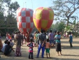 Rayakan Lebaran Idul Fitri, Warga Lepas Puluhan Balon Udara